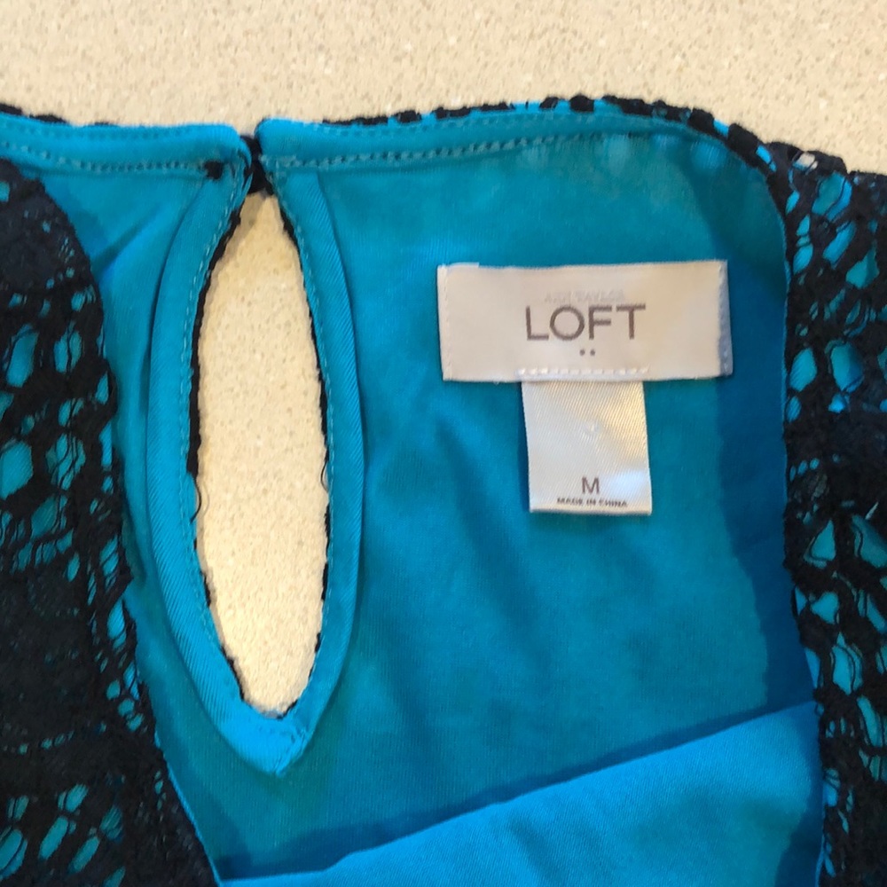 LOFT CROCHETED LACE SHORT SLEEVE BLOUSE BLACK OVER TEAL BLUE LINER SIZE M - Picture 7 of 10
